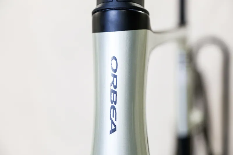 2022 Orbea Orca Aero M31eLTD PWR Men Carbon Road bike in Silvergreen-6